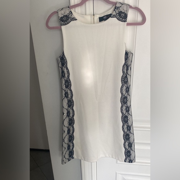 Lace dress - Picture 1 of 3